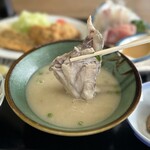 鵜戸民宿 ドライブイン - 見て、ドデカいニベ。自家製味噌のあら汁。コレ本当に旨かったな〜下処理もしっかりされていて臭みもなかった。