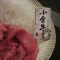 日本料理 TOBIUME - 小倉牛のシンタマと新玉葱のスライス