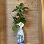 御手打ちそば やま本 - 椿のあしらいは骨董のとっくりに。