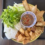 GIA DINH - ブン・ダウ（Bún đậu mắm tôm）（¥890税込）
                                プレート上にはブン、山盛りパクチー、レタス、ベトナムハム、揚げ春巻き、揚げ豆腐、そして中央の小鉢には海老の塩辛、発酵調味料マムトム。