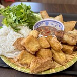 GIA DINH - マムトムの強烈な臭い、そこにブンや香ばしい揚げ豆腐をつけて解しながらいただくこの料理♡
      海老が強く香るのがタマランのですよねー♪
      ('ﾛ')/'ﾛ')/'ﾛ')/'ﾛ')/うまーイ!!!