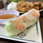 GIA DINH - 生春巻き（Nem cuốn / Gỏi cuốn）（¥180税込）
      ライスペーパーの中にはパクチーやブン、そして海老と豚肉。ニョクマムベースのタレにチョンとつけていただく。。うまいわ〜♡