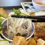 GIA DINH - 解れてないブンの塊を、付け合わせのパクチーと一緒にマムトムにつけて食べる。。うんうん！！うまいわー♡