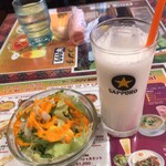 シリジャナ - サラダとラッシー。