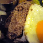 北海道グリル - ハンバーグを切ってみますと一応肉汁風のものは出てきましたが・・・