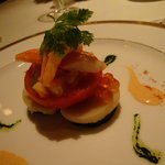 RESTAURANT PRUNIER - 帆立貝・芝海老・ズワイ蟹とフルーツトマトのサラダ　セルフィユの香るソース