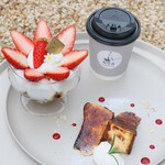 NOA COFFEE - 【2025.04】いちごのプリンアラモード(税込930円)、クレームブリュレバスクチーズケーキ(税込710円)