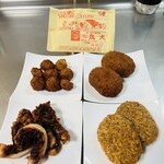 鳥大 - 右上から時計回りにチーズ入り鳥メンチ、コロッケ、イカゲソ揚げ、チキンボール