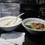 弘明寺丿貫 - 炙りチャーシューとグリーンカレーの和え玉着丼