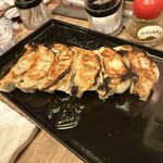 野乃鳥 梅味堂 - あっさりしてて食べやすいが鶏肉の旨味が食べた瞬間に広がる看板メニューの鶏餃子、自家製ラー油で刺激アップ