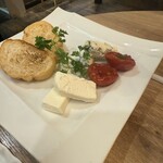 野乃鳥 梅味堂 - トマトやパンまで美味しいチーズ2種盛り