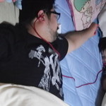 Nomiku Idokoro Shiroshita - その後、ウチで寝入る友人といたずら添い寝する我が子。