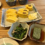 博多酒場ヨカタイ - お通し（手前2皿）と明太子出汁巻き