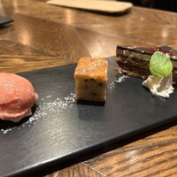 サクレフルール 日本橋 - デザート３種盛り。4500円のコースで３種盛りが付くのは中々豪華。お味はそつなく