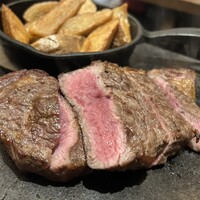 サクレフルール 日本橋 - 石焼の300gサーロインはビジュアルだけでテンション上がりますね♪ブルーレアなのでよく焼いてと言われたけど、スタートの時点でミディアムレア位にはなってました。