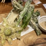 地酒と道産食材 一笑 - 季節の山菜の天ぷら