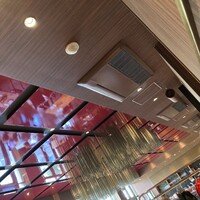 ザ・ガーデンオリエンタル・大阪 - 右側の天井、右側は一段下がって席数多くなってます。