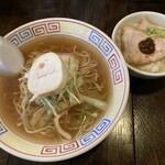 いせのじょう - しょうゆラーメン750円、チャーシューごはん370円