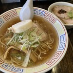 いせのじょう - しょうゆラーメン750円、チャーシューごはん370円