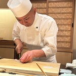 鮨みなと - 捌く中港氏