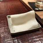 鮨みなと - 小手拭きがおかれ、いよいよ！