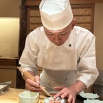 鮨みなと - 調理中の中港氏