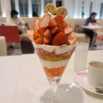 タカノフルーツパーラー - 苺のパフェ