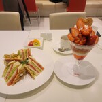 タカノフルーツパーラー - 苺のパフェとクラブハウスサンドイッチフルサイズ