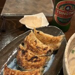 中華料理 忠実堂 - 青島ビールと餃子さいこー。アルコールを頼むと信じられない位ちょこーっとえびせんがつきますw