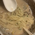 中華料理 忠実堂 - 麺は中太くらいのちゅるちゅるストレート。ややもちつるつる系