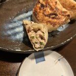 中華料理 忠実堂 - 肉多めの餡。下味がとても美味しい◎もちやわカリッとな焼き方が絶妙ですね