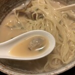 中華料理 忠実堂 - ふっくらしたアサリの身です。縮こまってないのがいいですね。