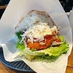 カフェ キャメッロ - チキンフライとモッツァレラのサンド