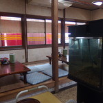 中華飯店福岡軒 - 小上がりのお座敷があり、店内には水槽もあります