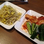 焼肉 鶯谷園 - キムチ盛り合せ＆モヤシナムル