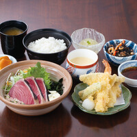 【鰹たたきと天ぷらの和定食】お昼限定の献立。ビジネスランチにどうぞ！