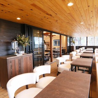 【開放的な空間】愛犬と過ごせるテラス席