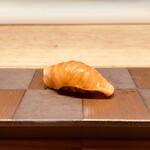 すしと天ぷら 坂本 - 白鷺サーモン250円