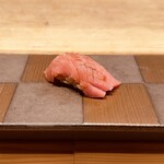 すしと天ぷら 坂本 - 天然生本マグロとろ550円