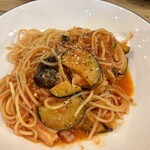佐々木商店 - ナスとベーコンのスパゲティ 880円。