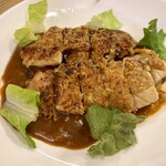佐々木商店 - チキンの悪魔風パン粉焼き 880円。