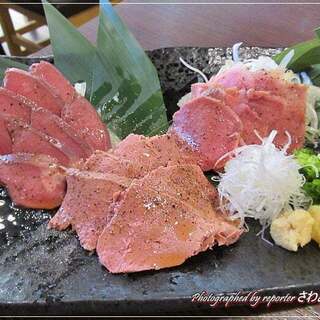 炭火香るやきとんと新鮮豚刺しの饗宴
