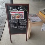 ヨロ研カフェ - 訪店時のランチメニュー(この横に店内に持っていくプレートがあります)
