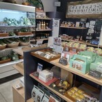 ヨロ研カフェ - 店内には買い物エリアも