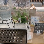 ヨロ研カフェ - お水はセルフサービス