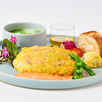 ハモンセラーノで巻き上げたアコウ鯛のピカタ トマトクリームソース