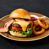 国産牛パティとイベリコベーコンの アニヴェルセルチーズバーガー