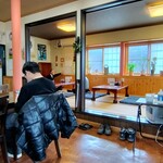 마스에이 식당 - 가게 오른쪽에는 작은 다다미 공간이 있습니다.