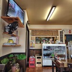 마스에이 식당 - 매장 내부, 뒤쪽에 주방이 있고, TV가 켜져 있습니다.