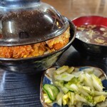 ます栄食堂 - 蓋が閉まらない状態で来ます